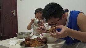 父子打架吃瓜图片,吃瓜群众围观一幕