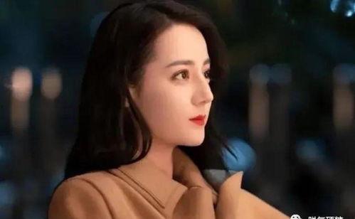 美女吃瓜横屏,美女吃瓜，趣味横生瞬间捕捉