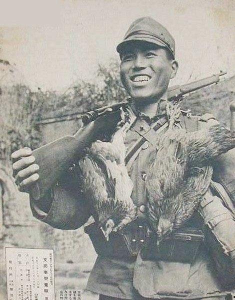 鬼子吃瓜的剧照,一场荒诞的视觉盛宴